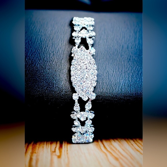 Silver Rhinestone Inlaid Luxury Bracelet - Picture 3 of 6